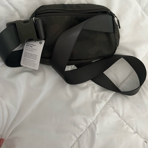 Lululemon Everywhere Belt Bag CAMO 1L NWT - Picture 4 of 4